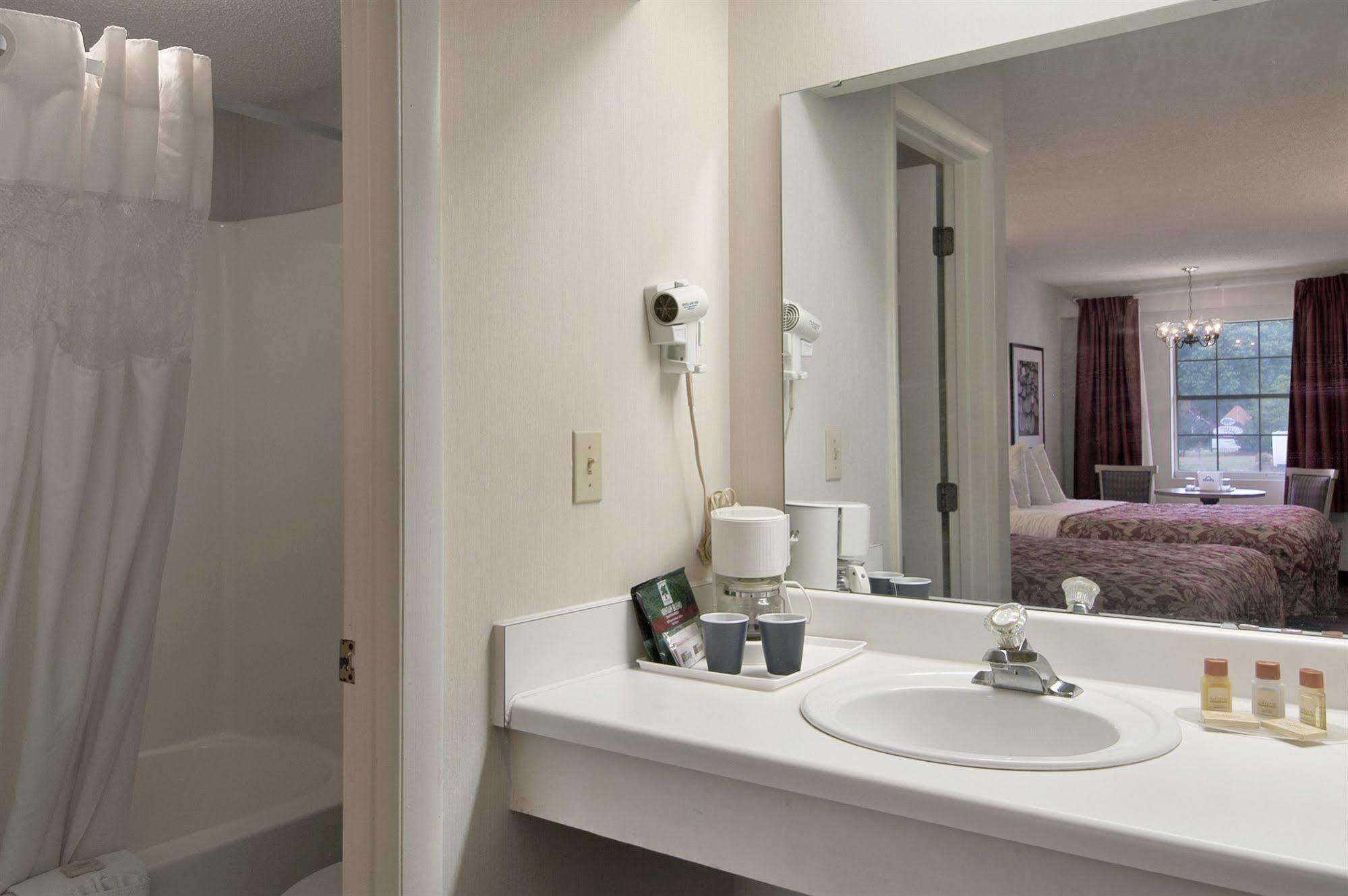 Bourbon Capital Inn Бардстаун Екстериор снимка
